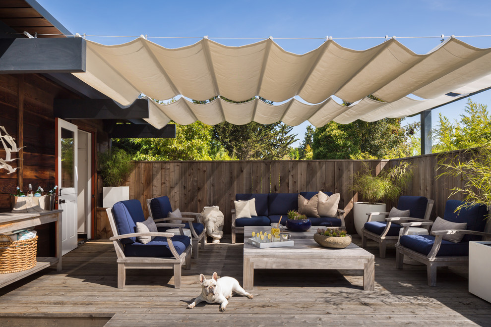 Foto di una terrazza moderna di medie dimensioni e dietro casa con un parasole