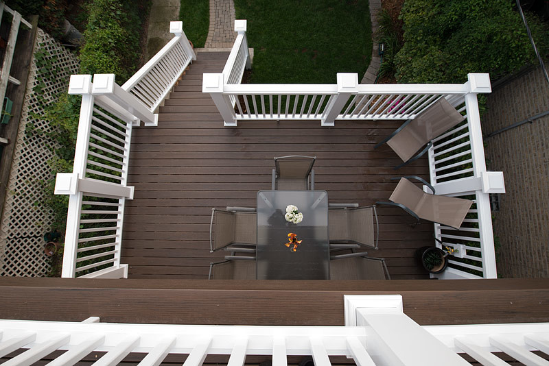 Modelo de terraza de estilo americano de tamaño medio sin cubierta en patio trasero