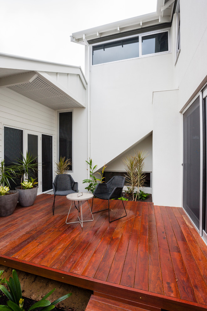 Immagine di una piccola terrazza minimalista nel cortile laterale con nessuna copertura