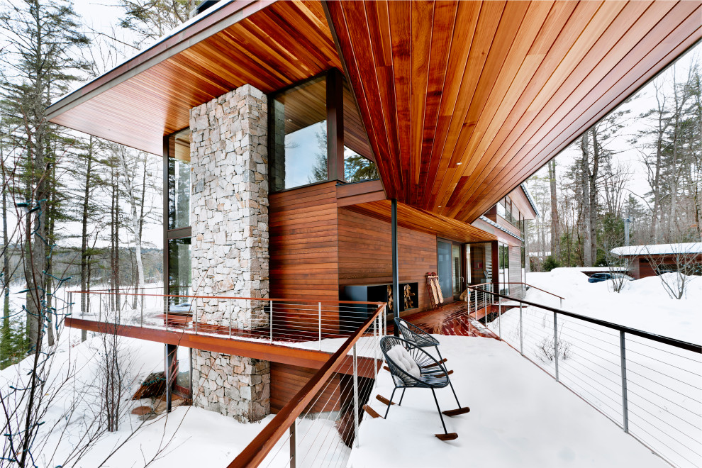 Inspiration pour une très grande terrasse chalet avec une extension de toiture.