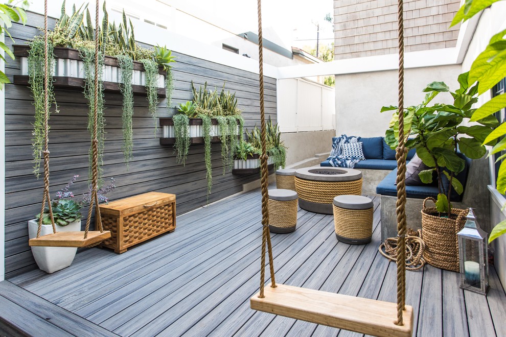 Источник вдохновения для домашнего уюта: терраса в морском стиле с растениями в контейнерах без защиты от солнца