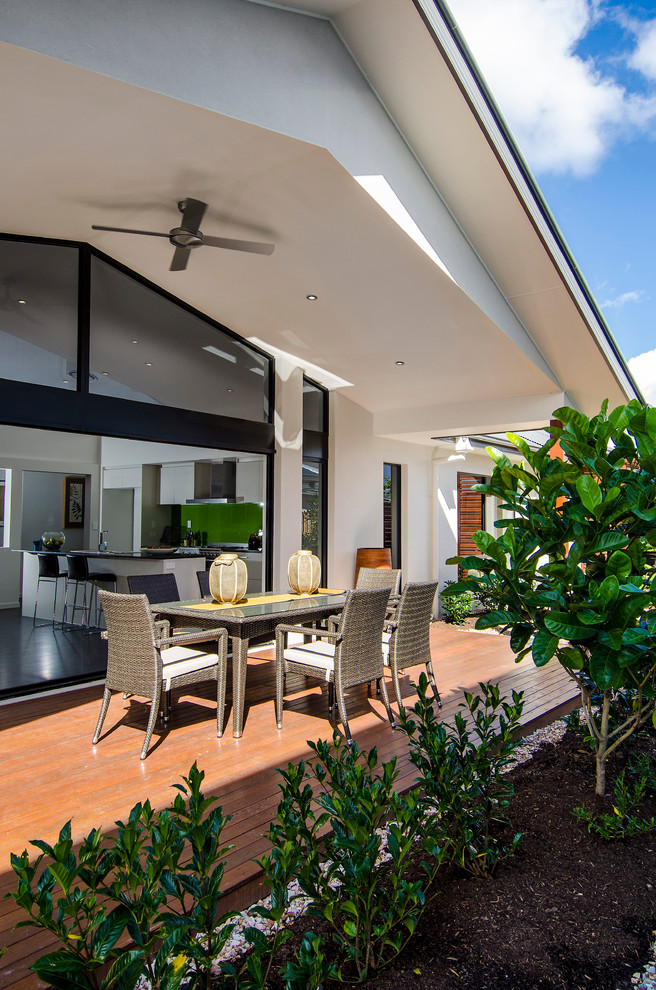 Mittelgroße, Überdachte Moderne Terrasse hinter dem Haus in Brisbane