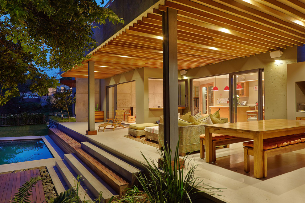 Moderne Terrasse hinter dem Haus mit Beleuchtung in Sonstige