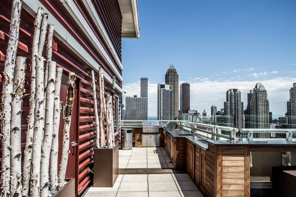 Ispirazione per una grande terrazza contemporanea sul tetto con un focolare e nessuna copertura