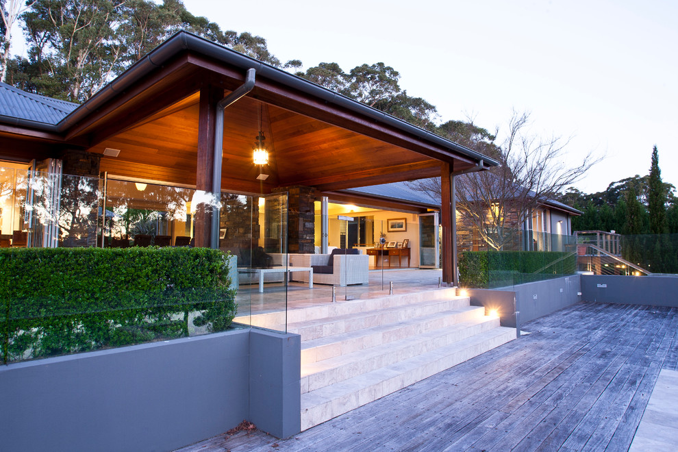 Diseño de terraza contemporánea con iluminación y todos los revestimientos