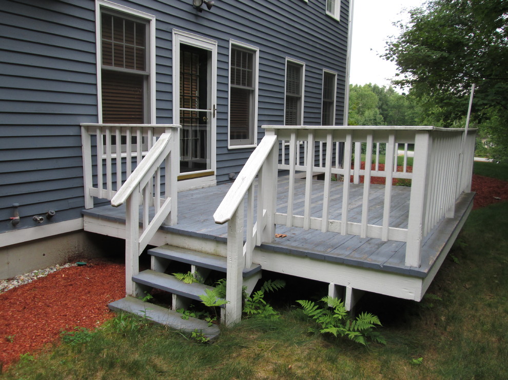 Идея дизайна: маленькая терраса на боковом дворе в классическом стиле для на участке и в саду