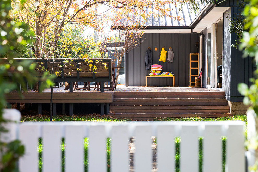 Deck - small contemporary deck idea in Canberra - Queanbeyan