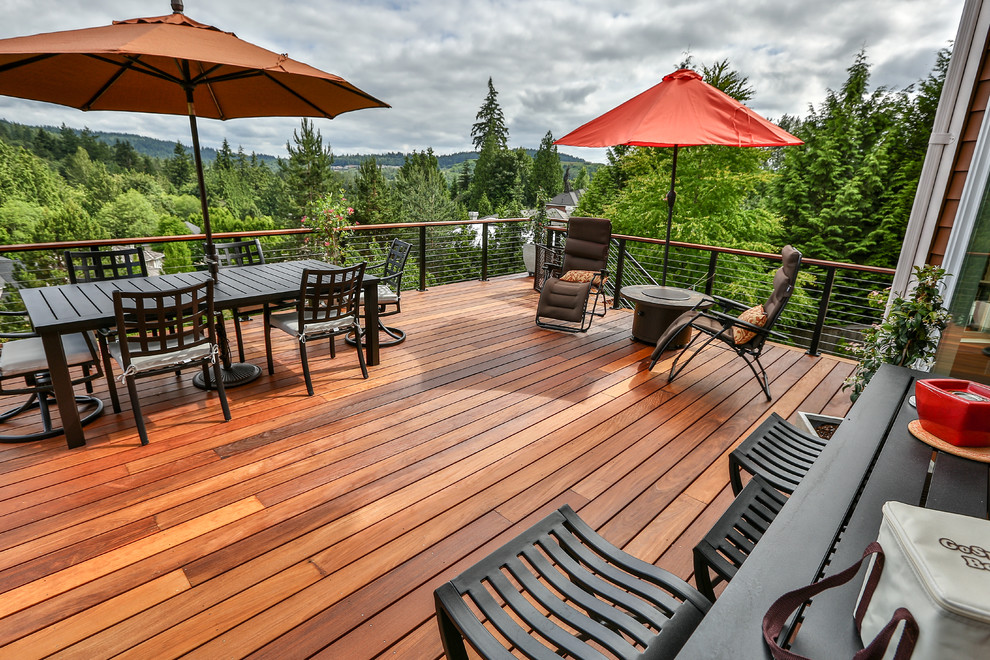 Große, Unbedeckte Moderne Terrasse hinter dem Haus in Seattle