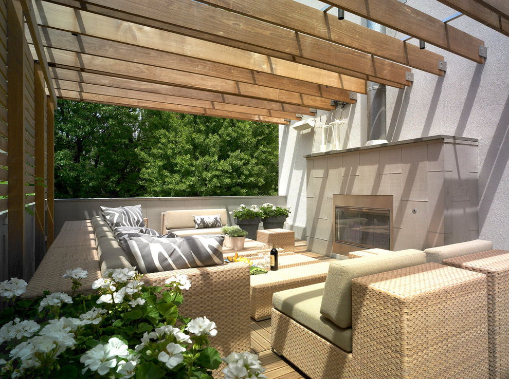 Idee per una grande terrazza moderna nel cortile laterale con una pergola