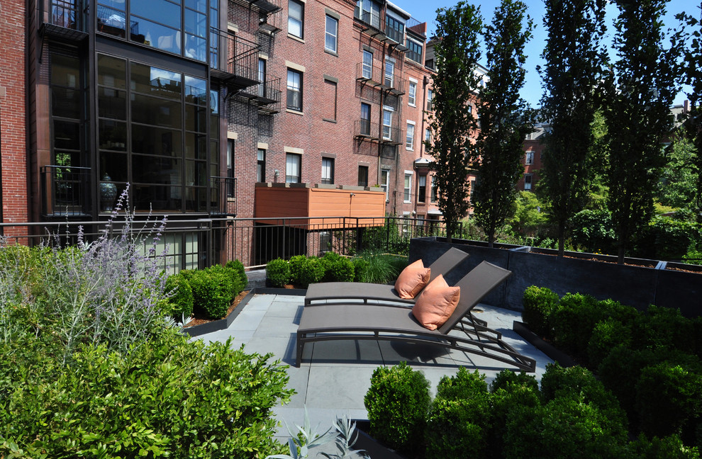 На фото: маленькая терраса в стиле неоклассика (современная классика) для на участке и в саду с