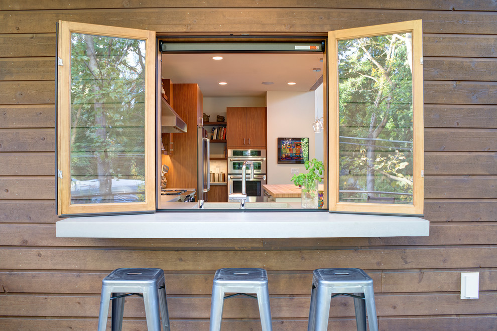 Idées déco pour une grande terrasse arrière contemporaine avec une cuisine d'été et une extension de toiture.