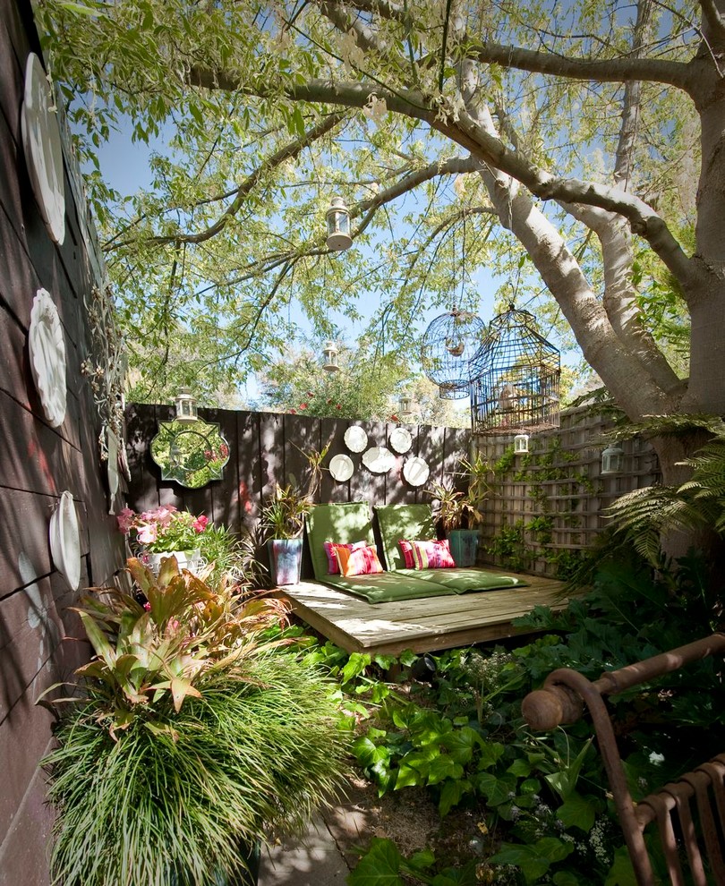 Example of a small cottage chic courtyard deck design in Perth