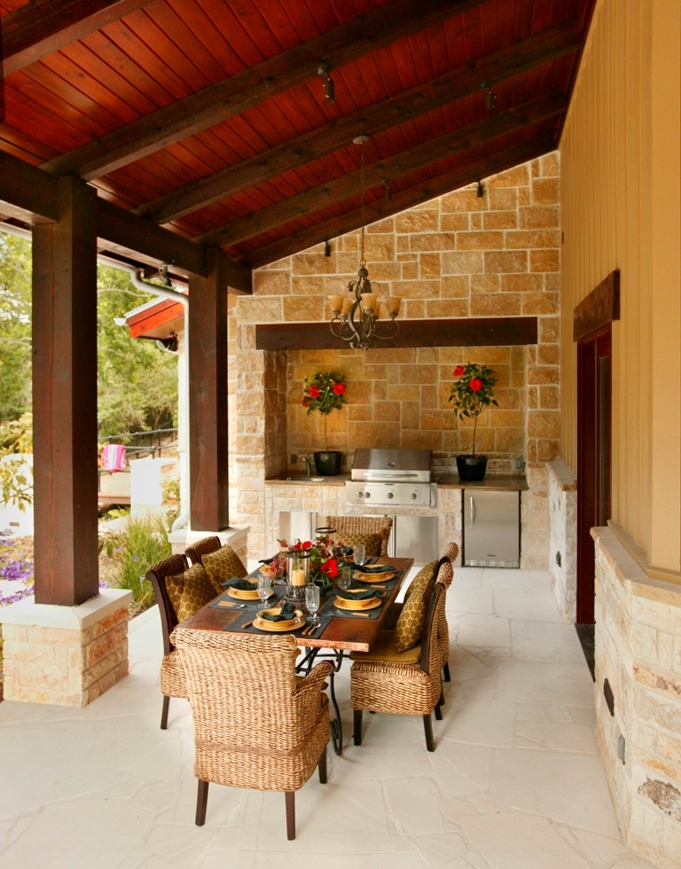 Überdachte Landhausstil Terrasse hinter dem Haus mit Outdoor-Küche in Austin