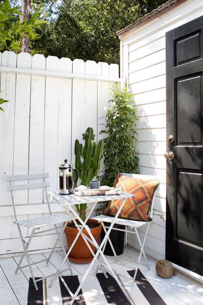 Идея дизайна: маленькая терраса в стиле фьюжн с забором без защиты от солнца для на участке и в саду