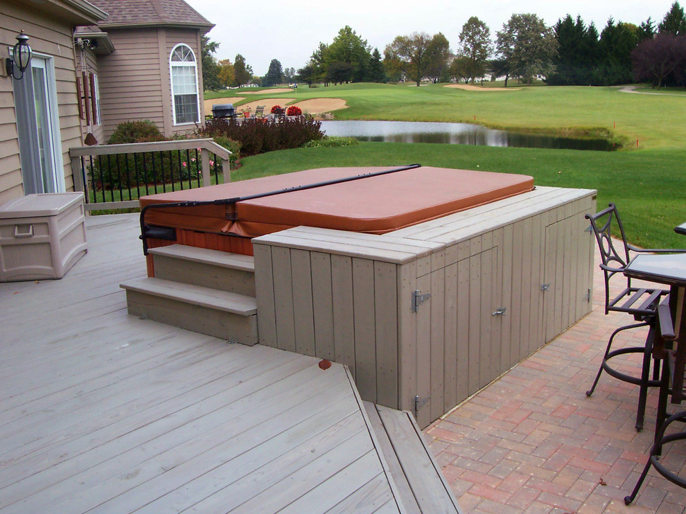 Modelo de terraza tradicional de tamaño medio sin cubierta en patio trasero con fuente