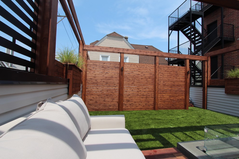 Réalisation d'un toit terrasse minimaliste de taille moyenne avec une cuisine d'été et une pergola.