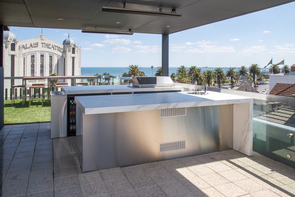 Ejemplo de terraza minimalista extra grande en azotea con cocina exterior