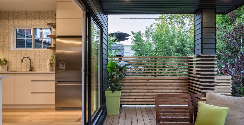Mittelgroße, Überdachte Moderne Terrasse hinter dem Haus in Toronto