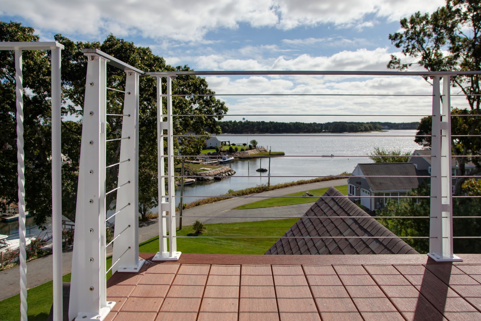 Immagine di una terrazza stile marinaro di medie dimensioni e dietro casa con nessuna copertura
