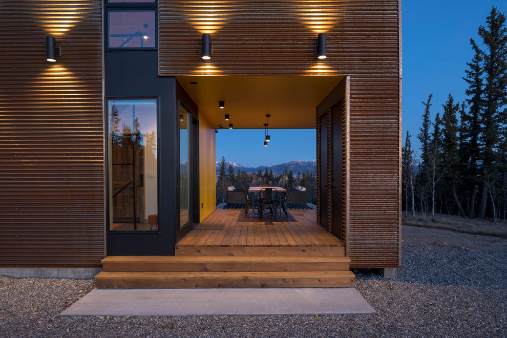 Inspiration pour une terrasse latérale design de taille moyenne avec une extension de toiture.