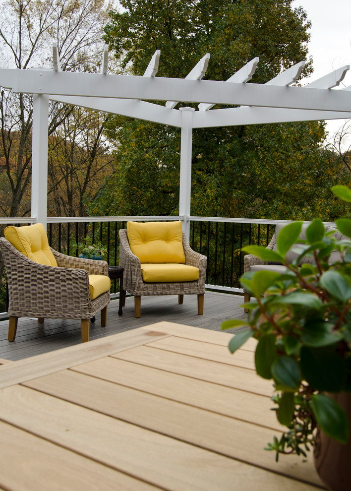 Imagen de terraza minimalista de tamaño medio en patio lateral con pérgola