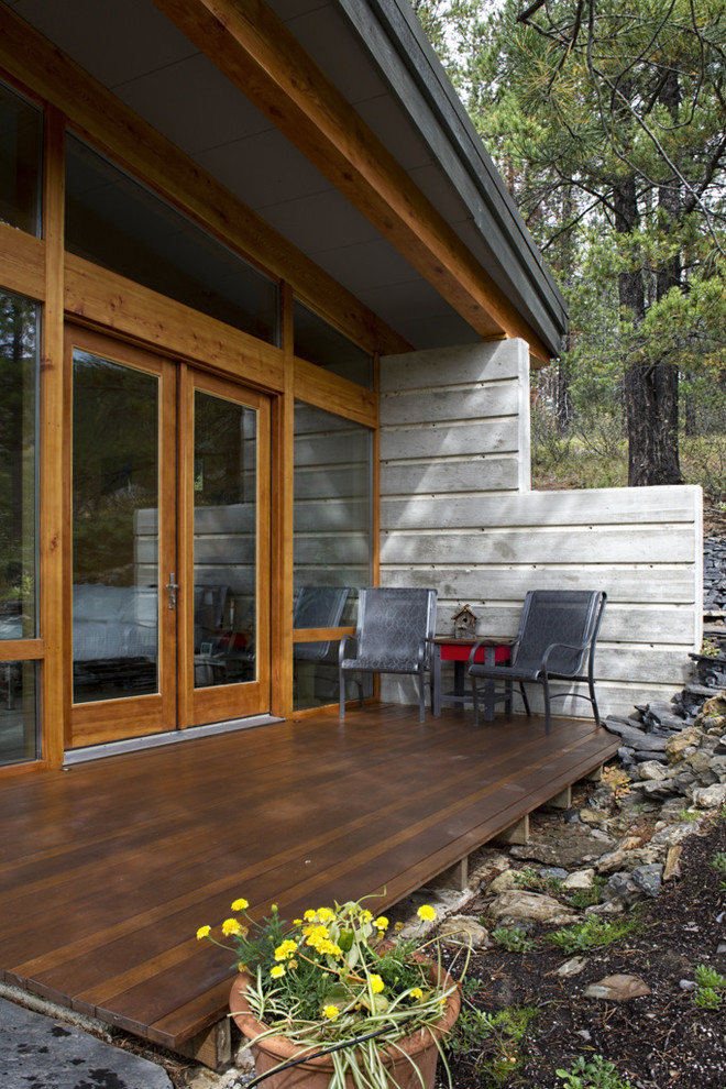 Источник вдохновения для домашнего уюта: терраса среднего размера на заднем дворе в современном стиле без защиты от солнца