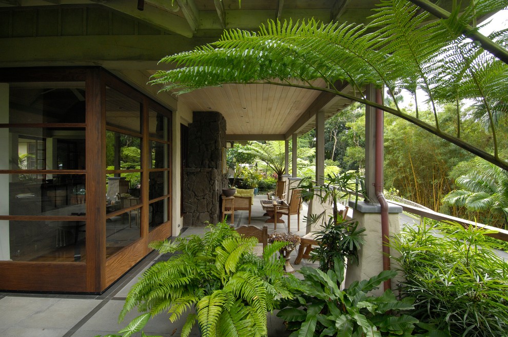 Immagine di una terrazza tropicale di medie dimensioni e dietro casa con un tetto a sbalzo
