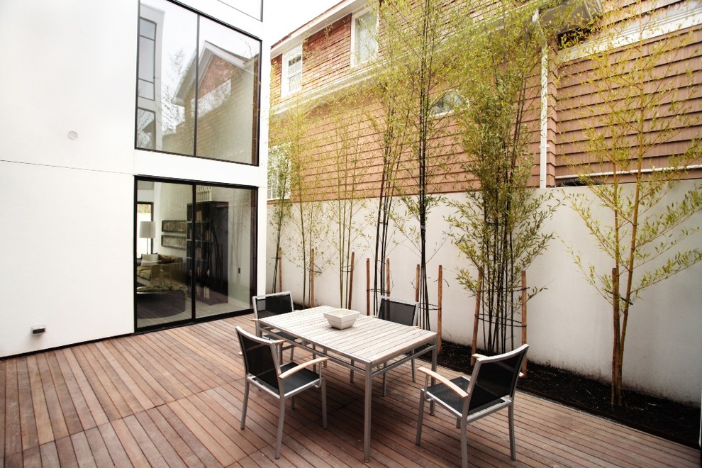 Cette photo montre une terrasse moderne avec une cour.