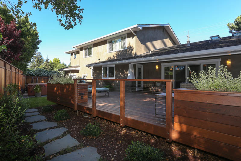 Example of a trendy deck design in San Francisco