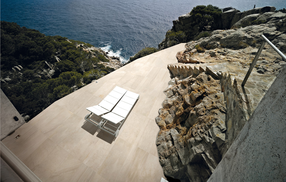 Inspiration pour une terrasse latérale design de taille moyenne avec aucune couverture.