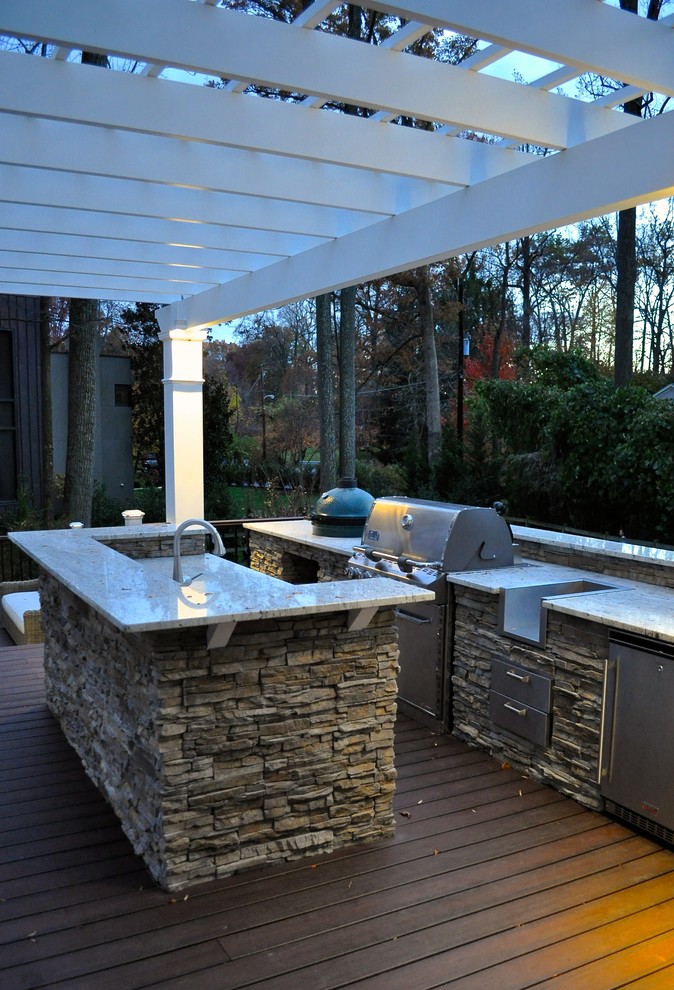 Imagen de terraza tradicional grande en patio trasero con cocina exterior y pérgola
