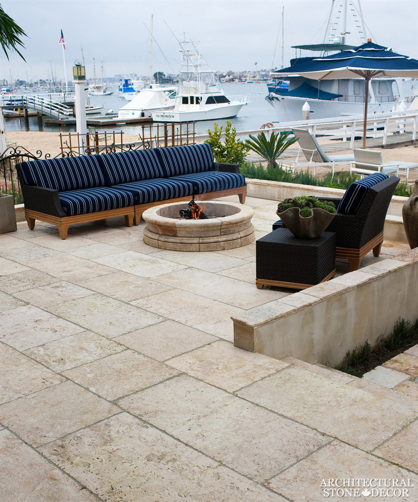 Inspiration pour une terrasse latérale méditerranéenne de taille moyenne avec un foyer extérieur et aucune couverture.