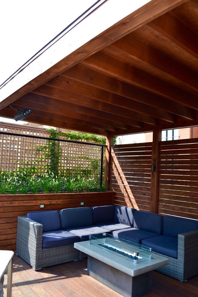 Esempio di una terrazza minimalista di medie dimensioni e sul tetto con un parasole