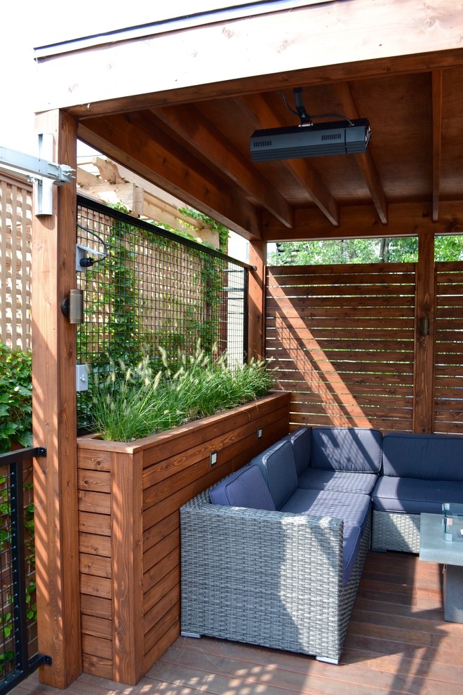 Foto de terraza minimalista de tamaño medio en azotea con cocina exterior y toldo