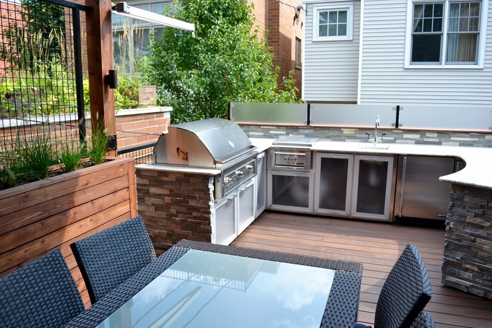 Modelo de terraza minimalista de tamaño medio en azotea con cocina exterior y toldo
