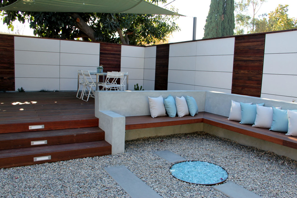 Deck - modern deck idea in Los Angeles