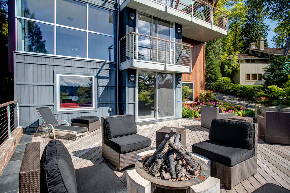 Unbedeckte Moderne Terrasse hinter dem Haus mit Feuerstelle in Seattle