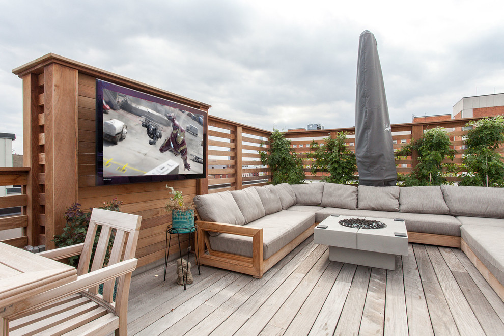 Outdoor kitchen deck - mid-sized modern rooftop outdoor kitchen deck idea in New York with no cover