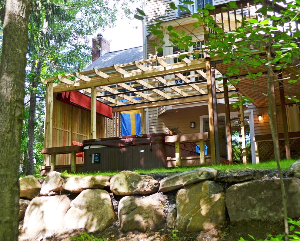 Inspiration för en eklektisk terrass på baksidan av huset, med en pergola