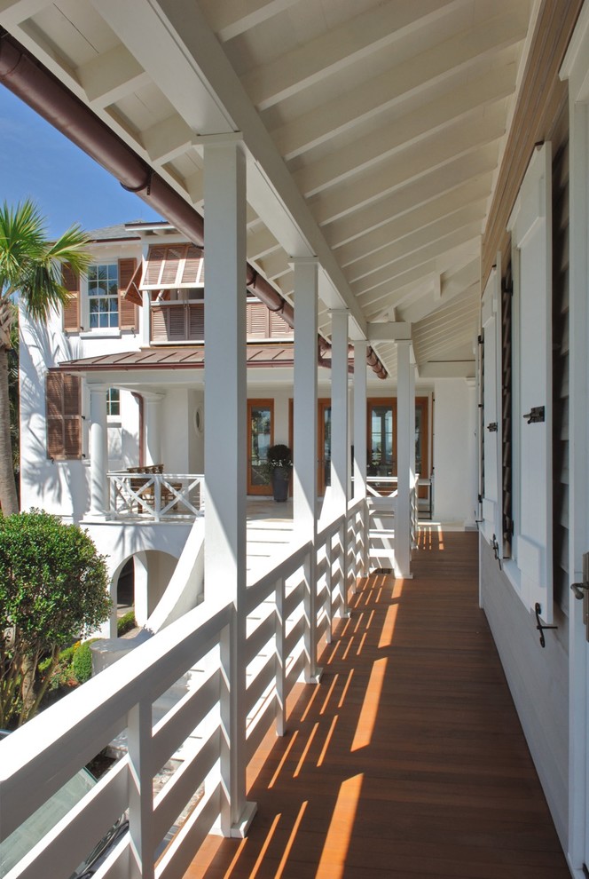 Diseño de terraza marinera grande en patio lateral y anexo de casas
