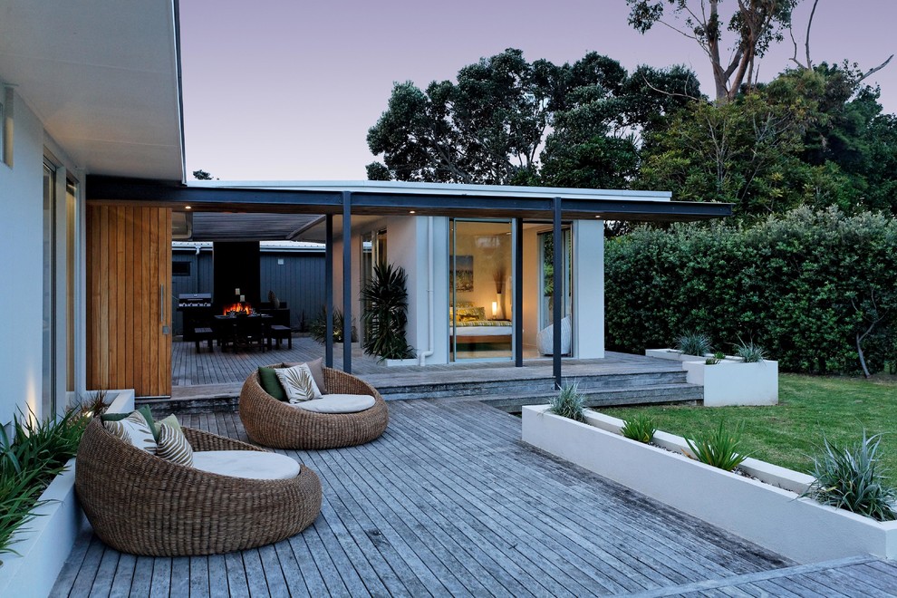Réalisation d'une terrasse avec des plantes en pots arrière minimaliste de taille moyenne avec aucune couverture.