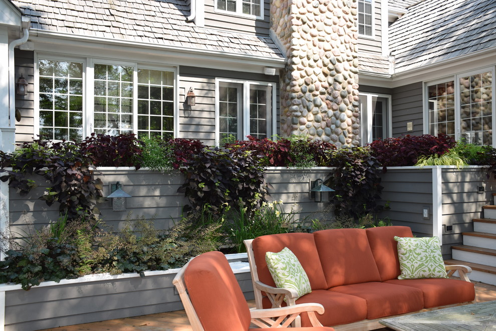 Design ideas for a classic back terrace in Chicago with a potted garden.