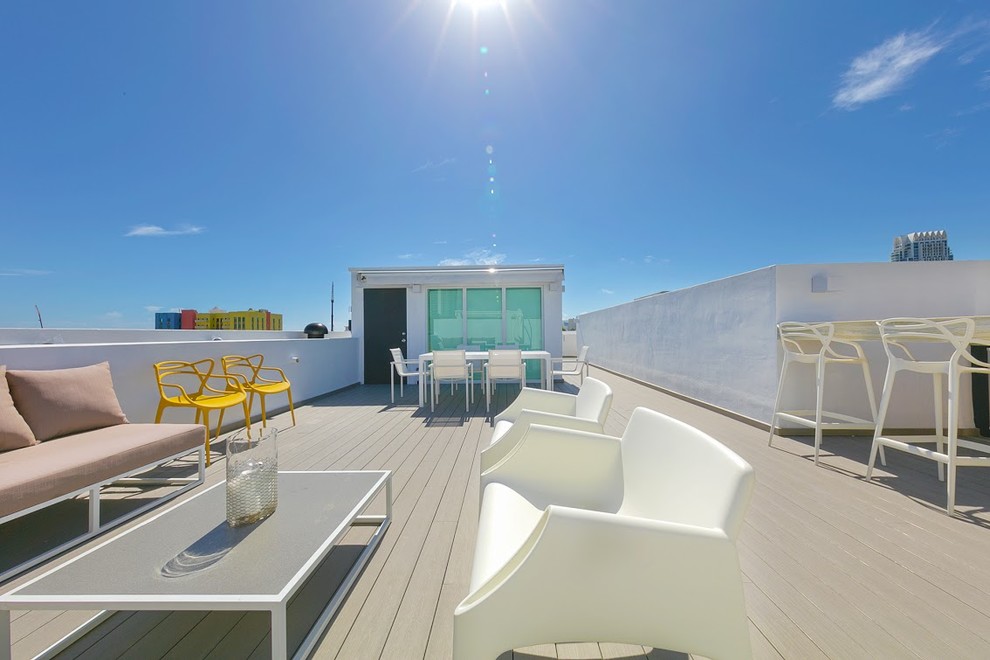 Стильный дизайн: огромная терраса на крыше в стиле модернизм без защиты от солнца - последний тренд