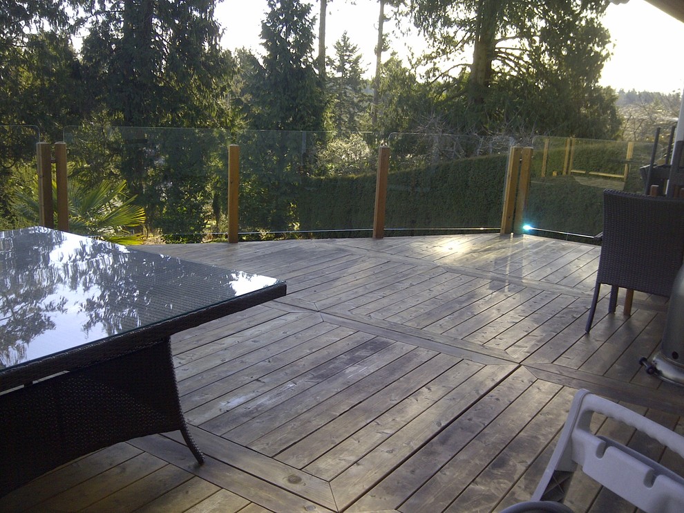 Deck - modern deck idea in Vancouver