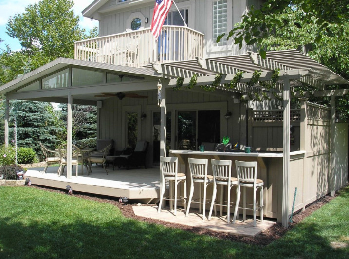 Inspiration för en mellanstor vintage terrass på baksidan av huset, med utekök och takförlängning