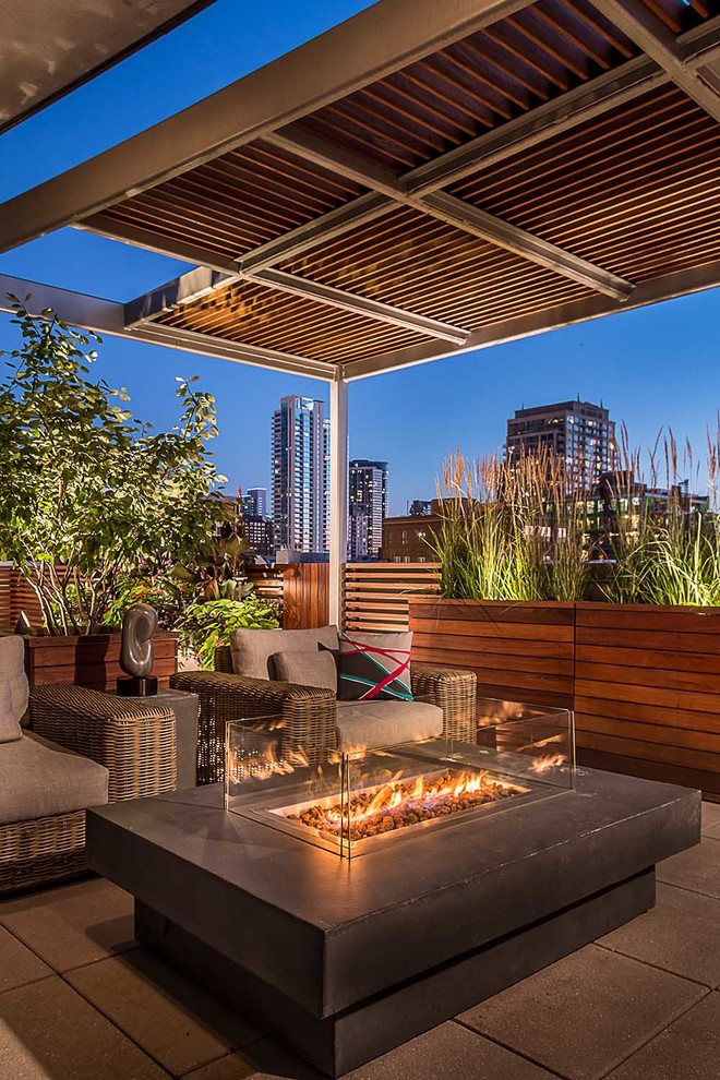 Mittelgroße Moderne Dachterrasse mit Feuerstelle in Chicago