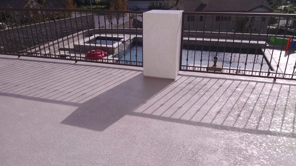 Ejemplo de terraza minimalista de tamaño medio en patio trasero con brasero