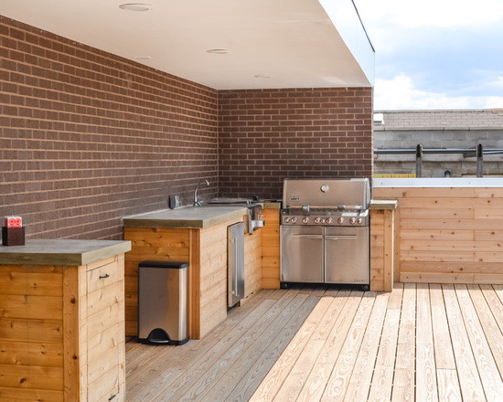 Idée de décoration pour une terrasse design avec un foyer extérieur et aucune couverture.