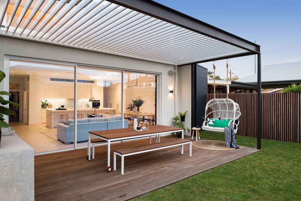 Diseño de terraza contemporánea de tamaño medio en patio trasero con cocina exterior