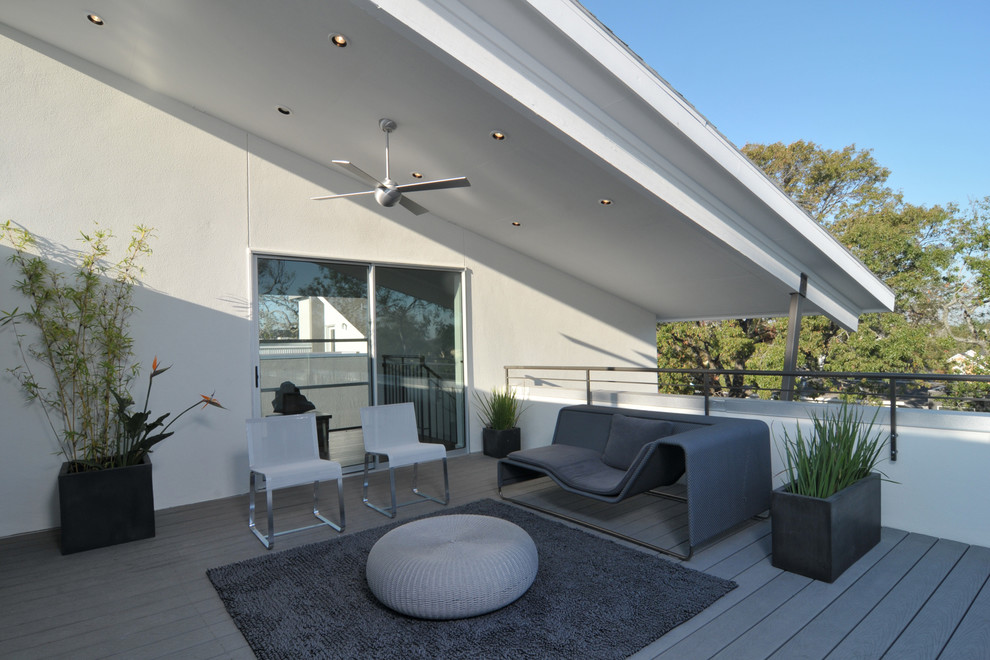 Immagine di una terrazza minimalista con un tetto a sbalzo
